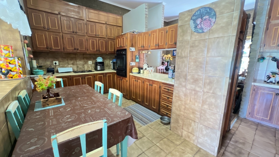 5 Bedroom Property for Sale in Langenhovenpark Free State